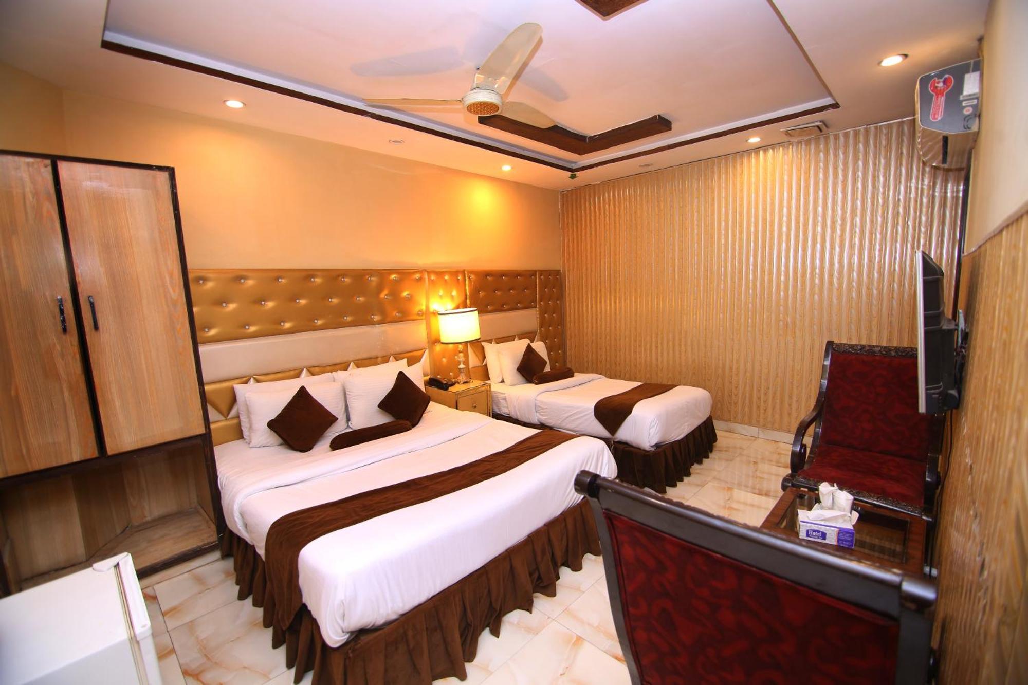 Premier Inn Gulberg Lahore Exteriör bild