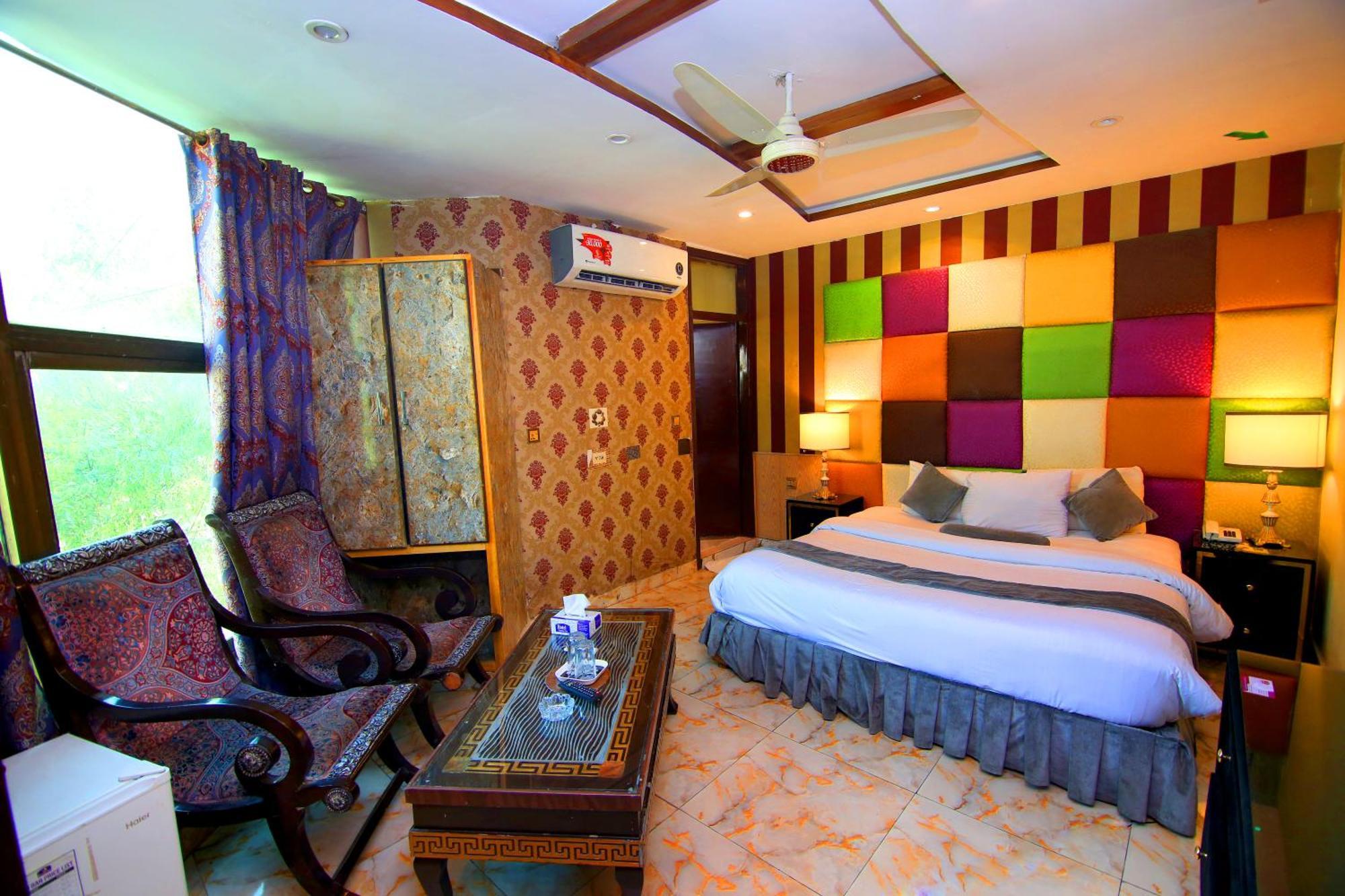 Premier Inn Gulberg Lahore Exteriör bild