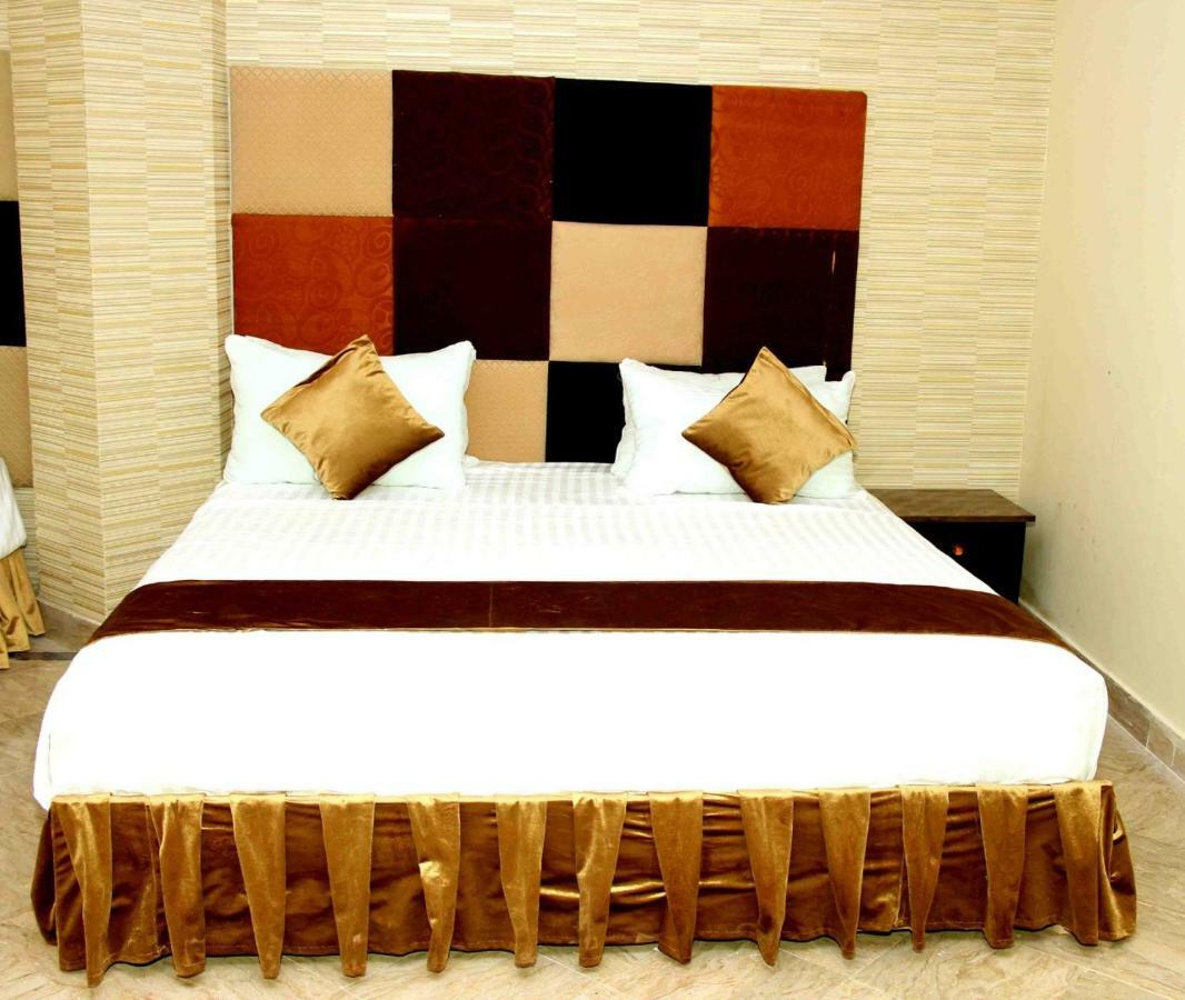 Premier Inn Gulberg Lahore Exteriör bild