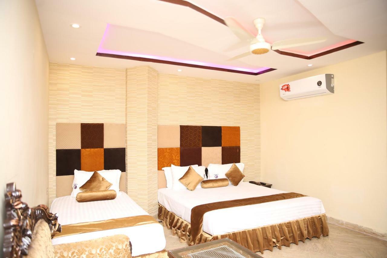 Premier Inn Gulberg Lahore Exteriör bild