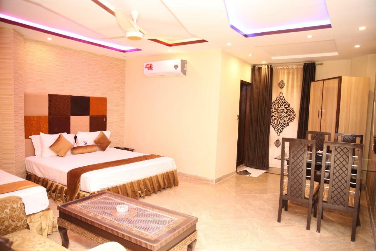 Premier Inn Gulberg Lahore Exteriör bild