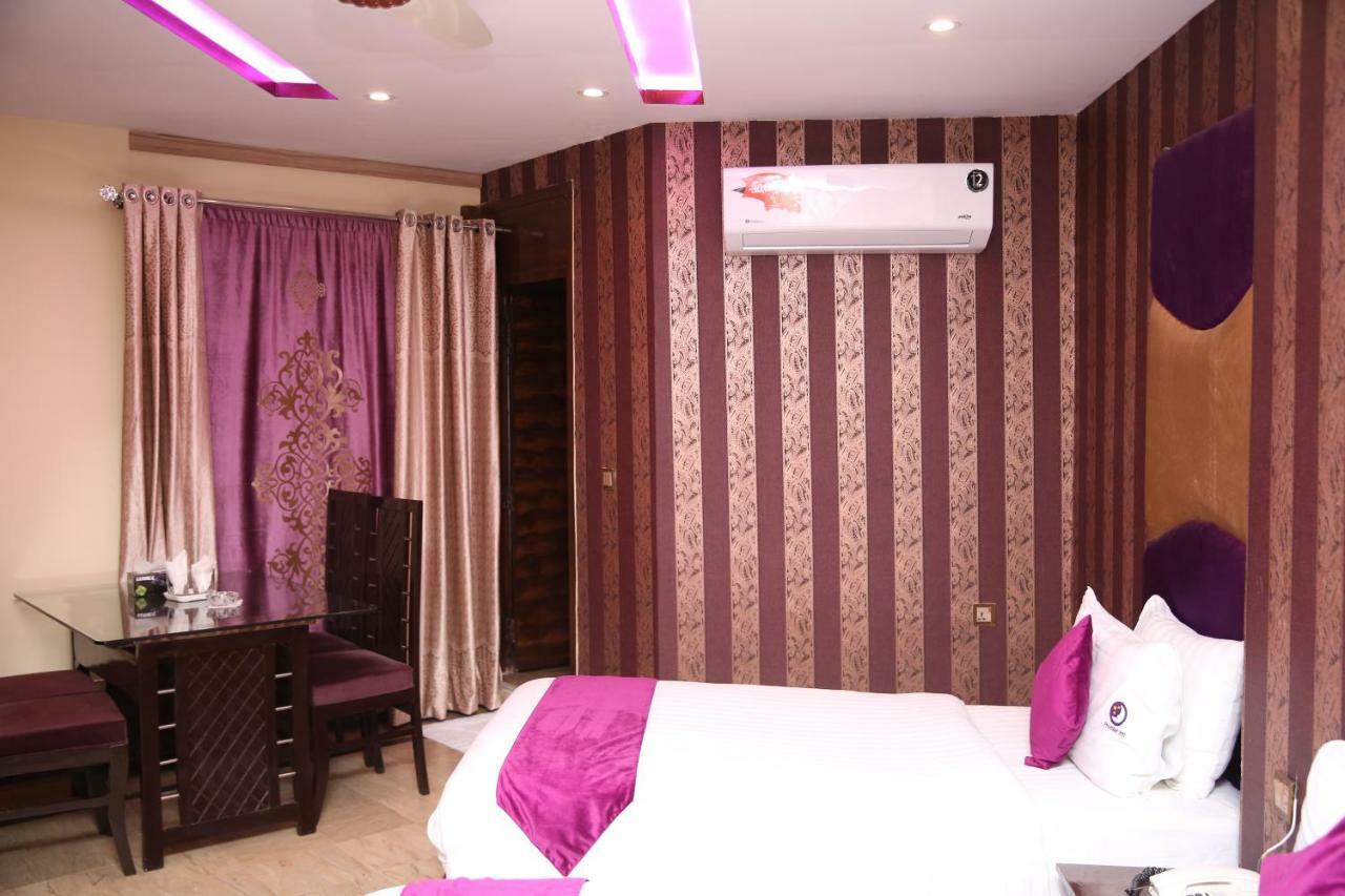 Premier Inn Gulberg Lahore Exteriör bild