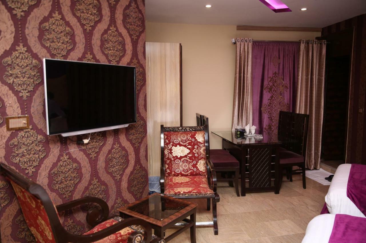 Premier Inn Gulberg Lahore Exteriör bild