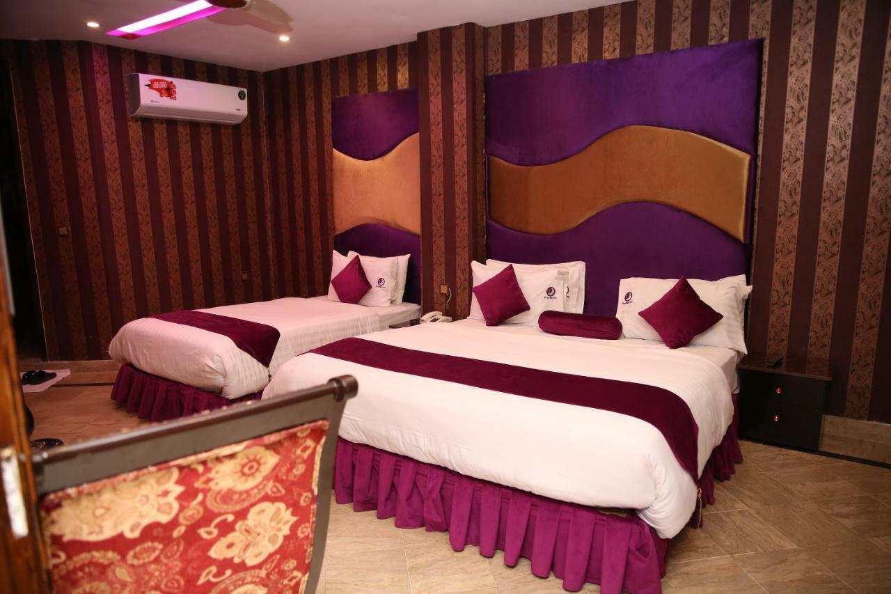 Premier Inn Gulberg Lahore Exteriör bild