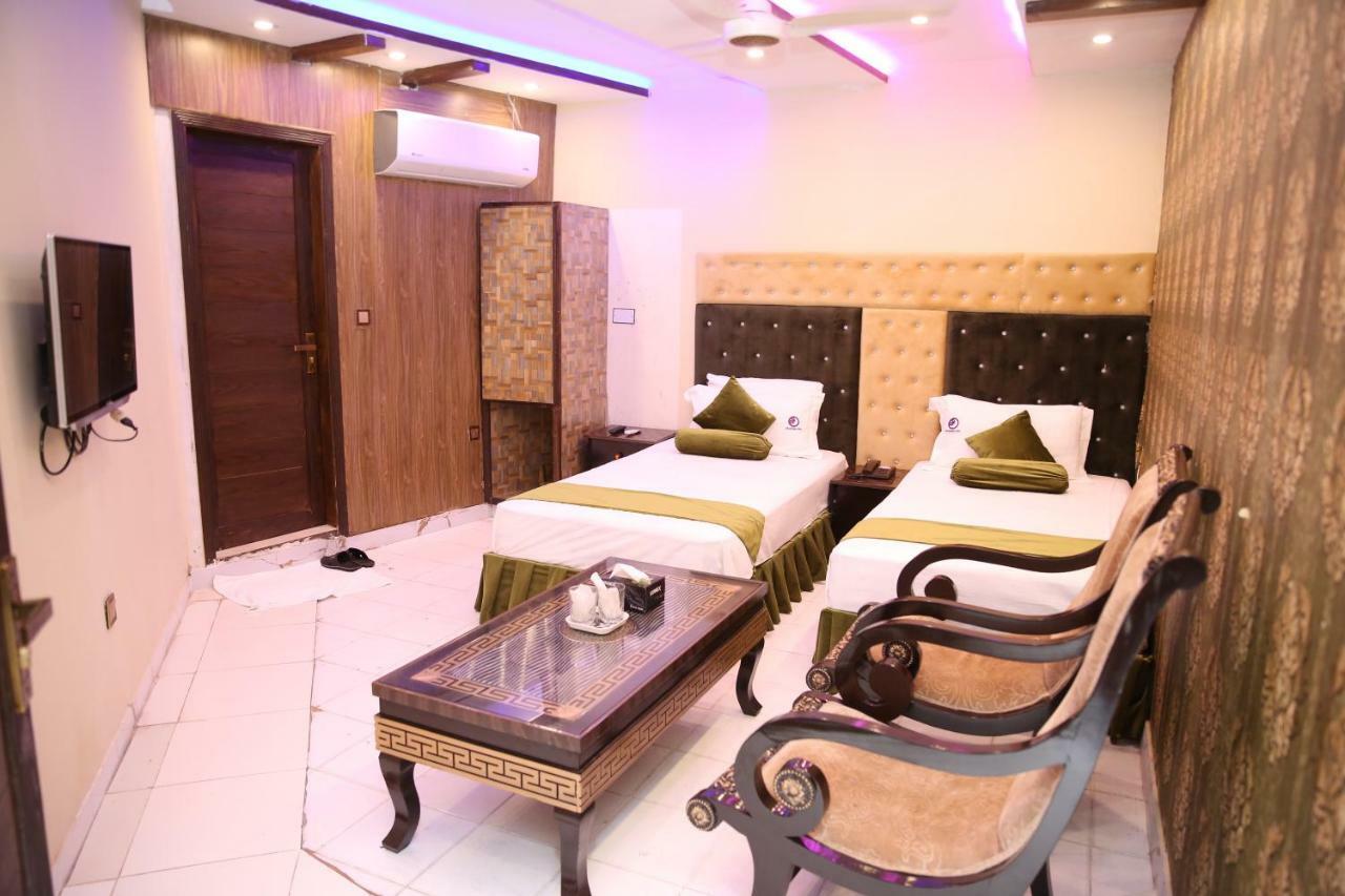 Premier Inn Gulberg Lahore Exteriör bild