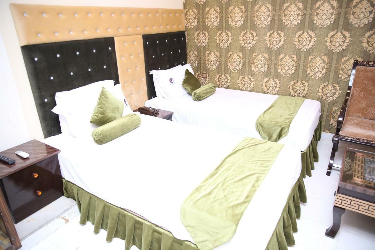 Premier Inn Gulberg Lahore Exteriör bild