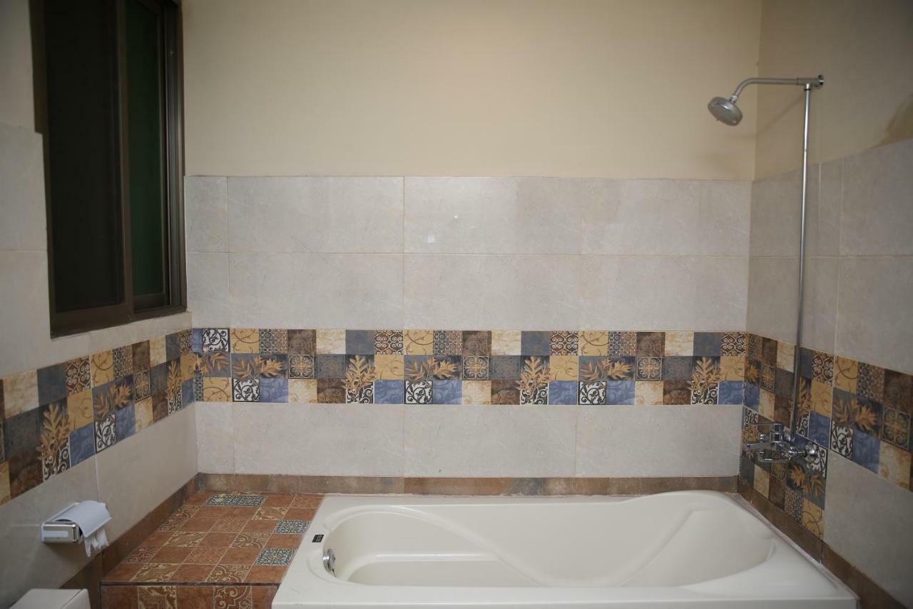 Premier Inn Gulberg Lahore Exteriör bild