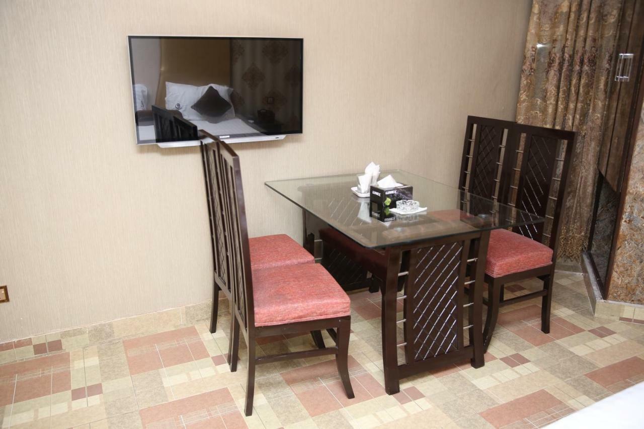 Premier Inn Gulberg Lahore Exteriör bild