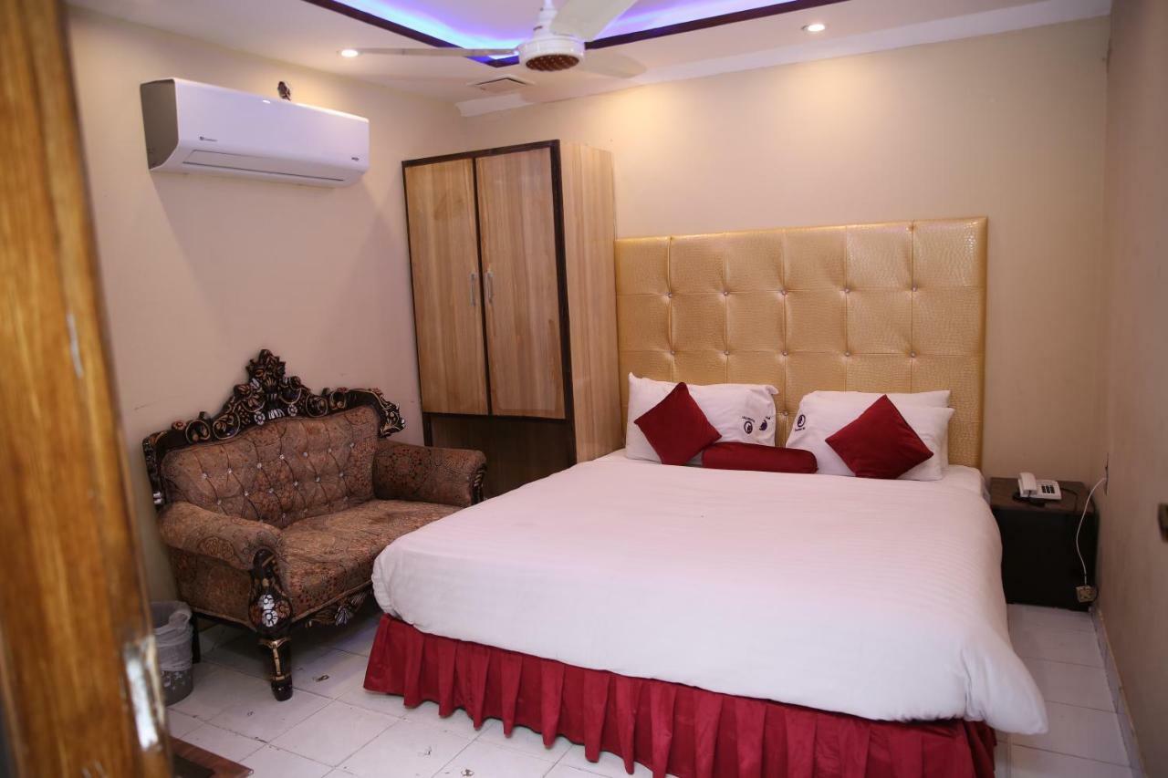 Premier Inn Gulberg Lahore Exteriör bild