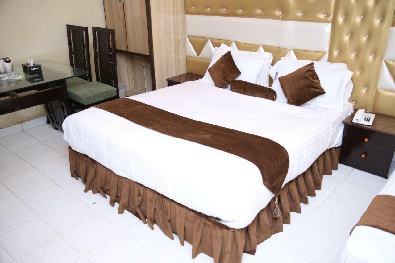 Premier Inn Gulberg Lahore Exteriör bild