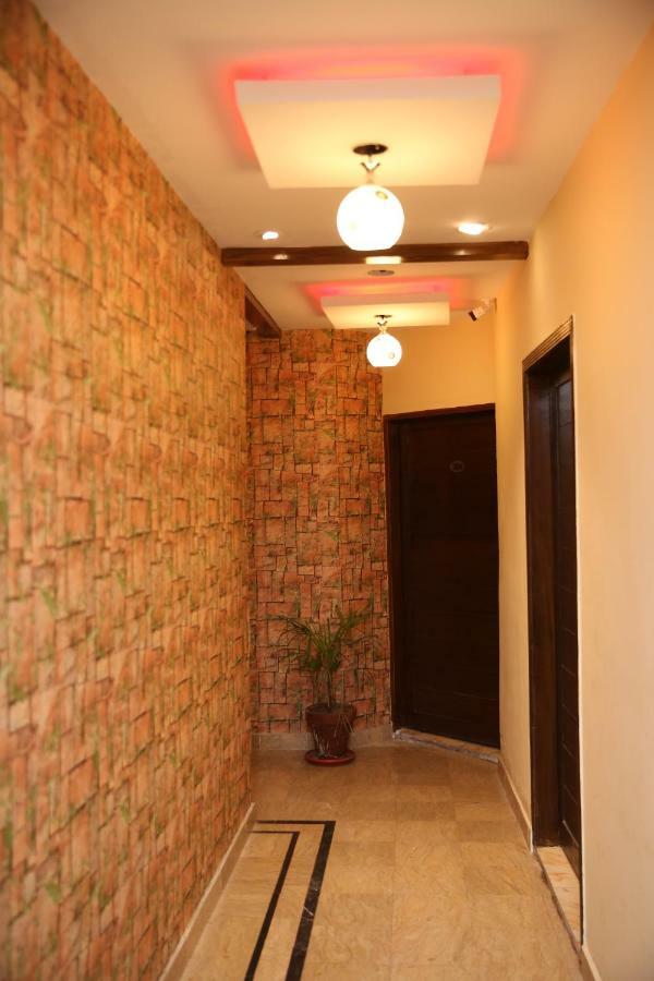 Premier Inn Gulberg Lahore Exteriör bild