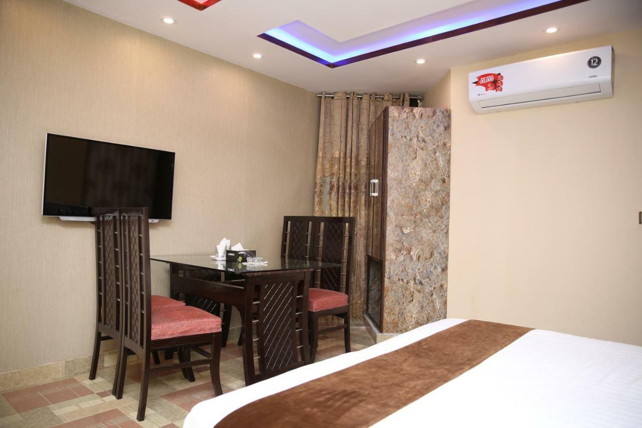 Premier Inn Gulberg Lahore Exteriör bild