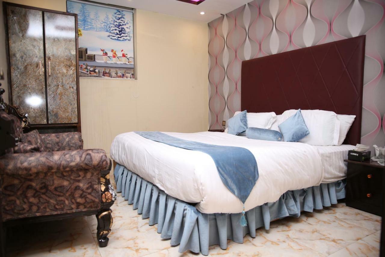Premier Inn Gulberg Lahore Exteriör bild
