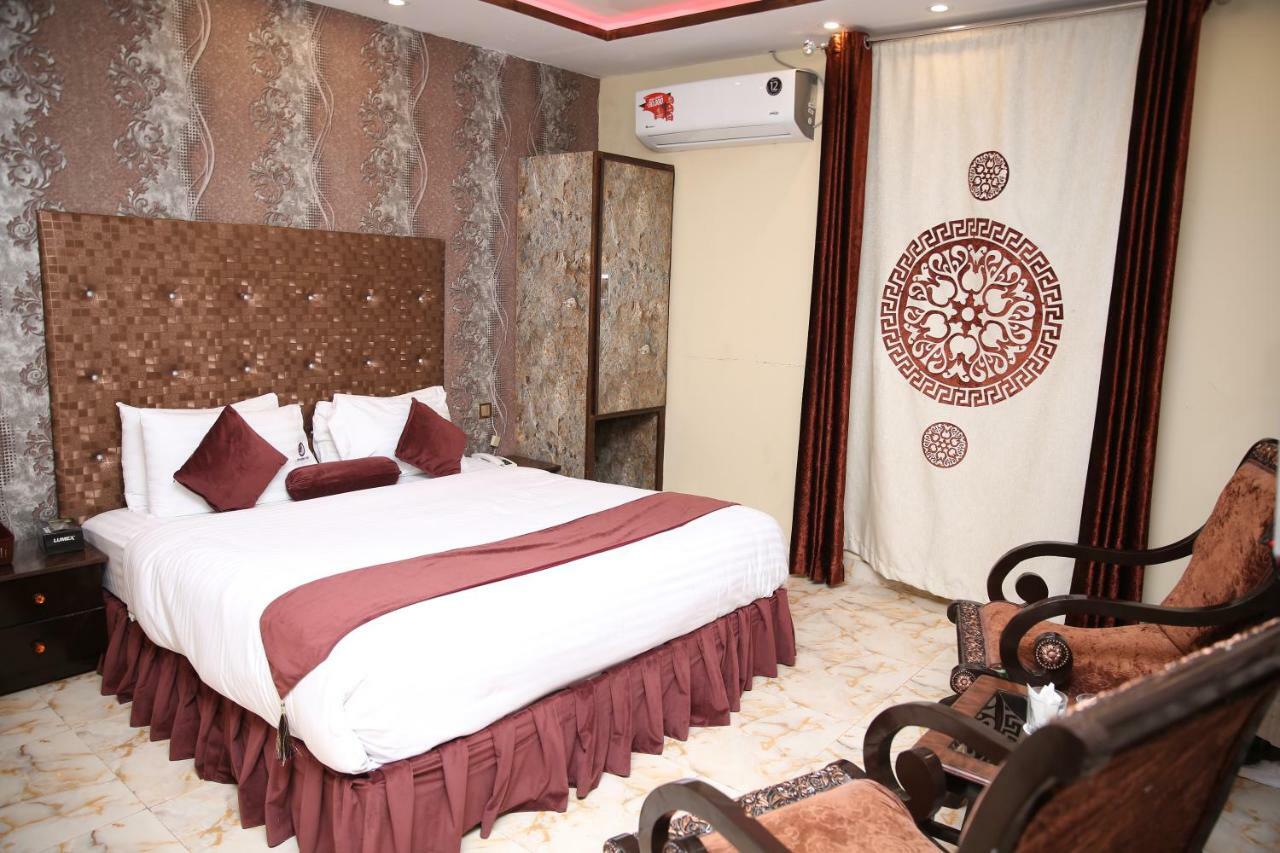 Premier Inn Gulberg Lahore Exteriör bild