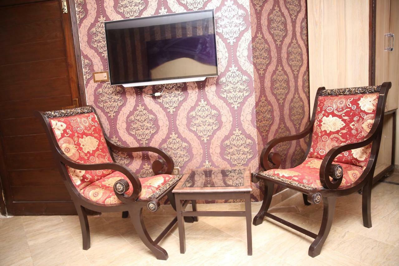Premier Inn Gulberg Lahore Exteriör bild