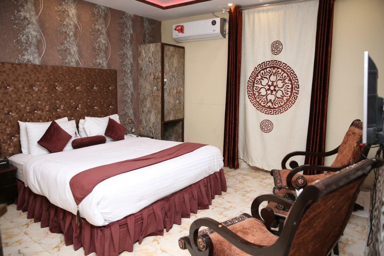 Premier Inn Gulberg Lahore Exteriör bild