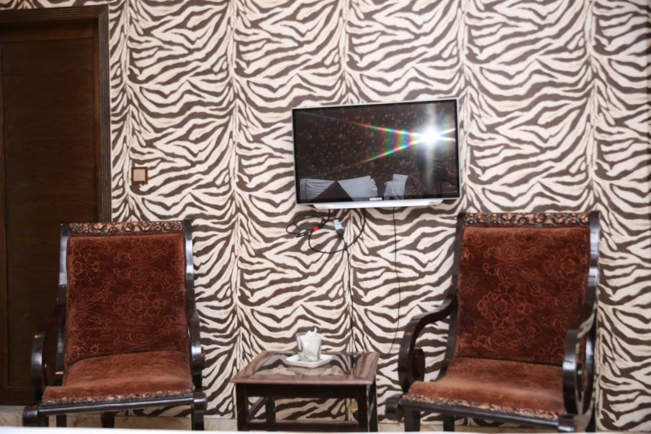 Premier Inn Gulberg Lahore Exteriör bild
