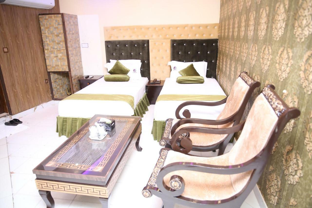Premier Inn Gulberg Lahore Exteriör bild