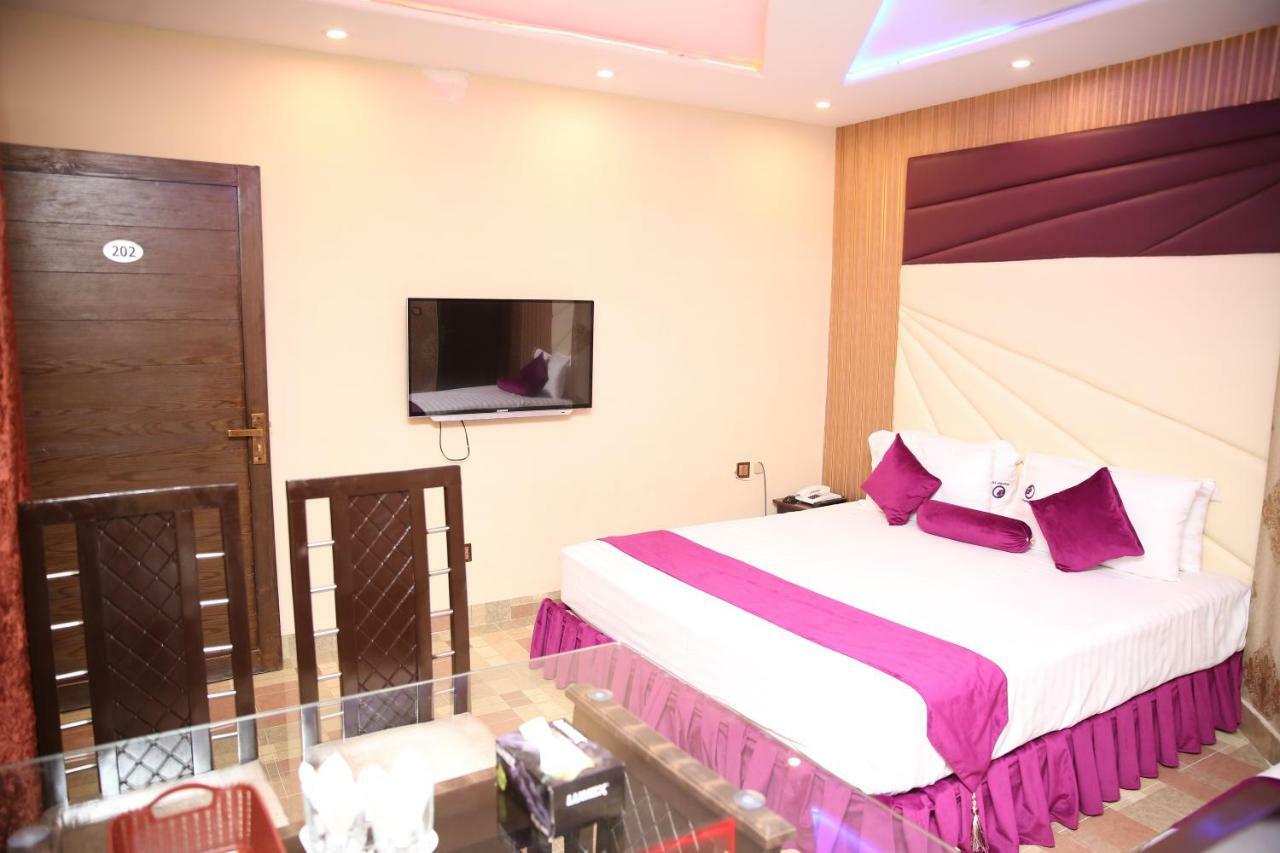 Premier Inn Gulberg Lahore Exteriör bild