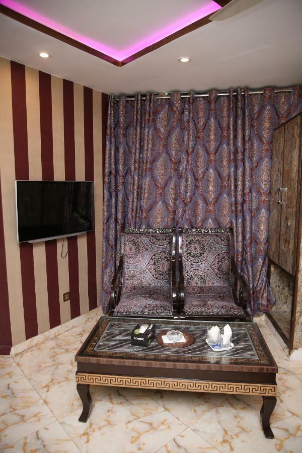 Premier Inn Gulberg Lahore Exteriör bild