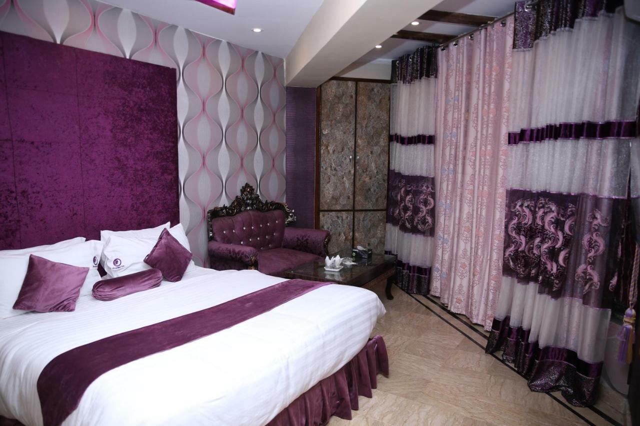Premier Inn Gulberg Lahore Exteriör bild