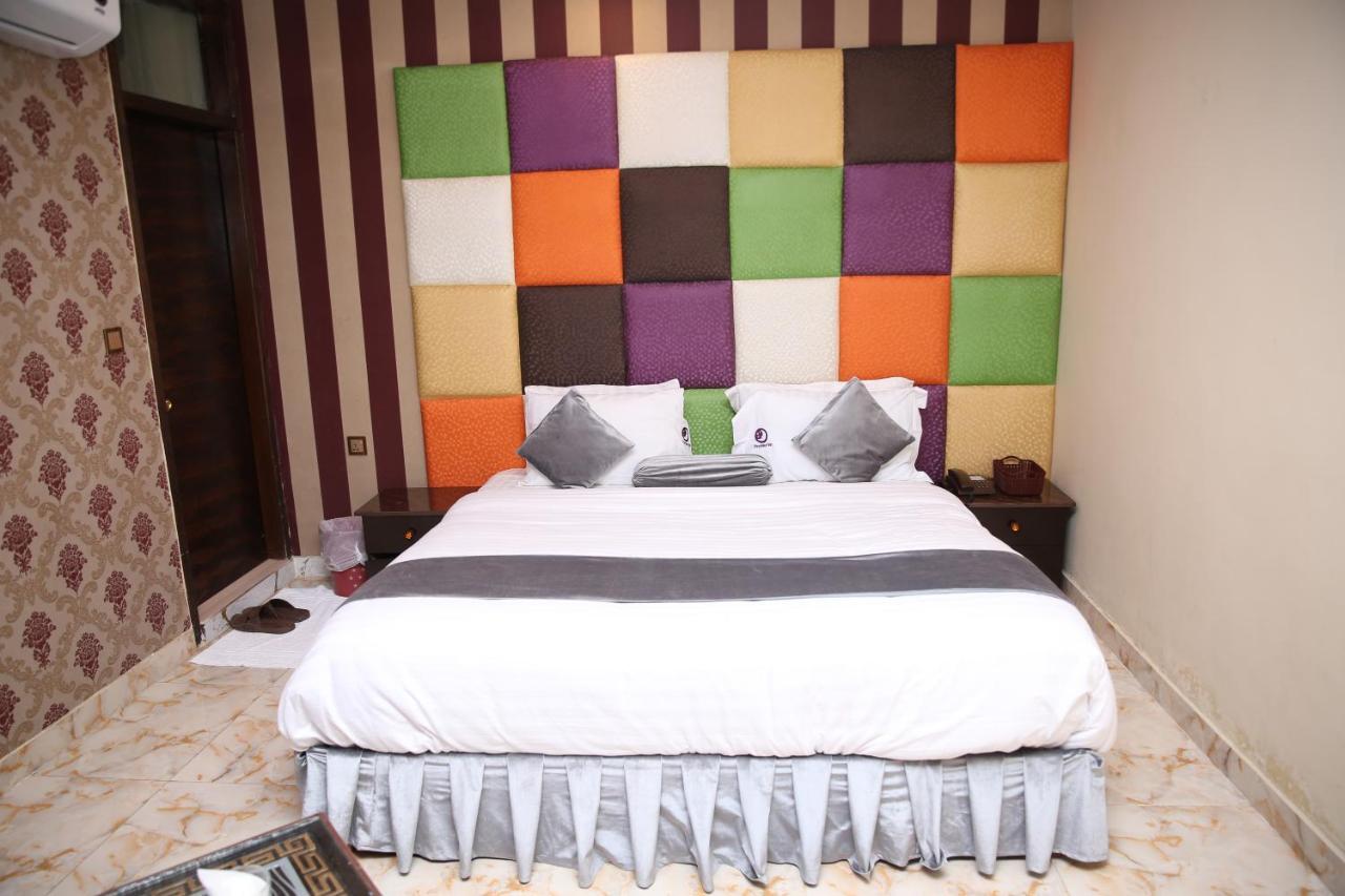 Premier Inn Gulberg Lahore Exteriör bild