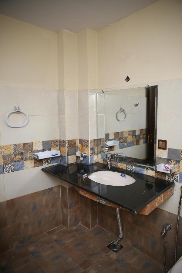 Premier Inn Gulberg Lahore Exteriör bild