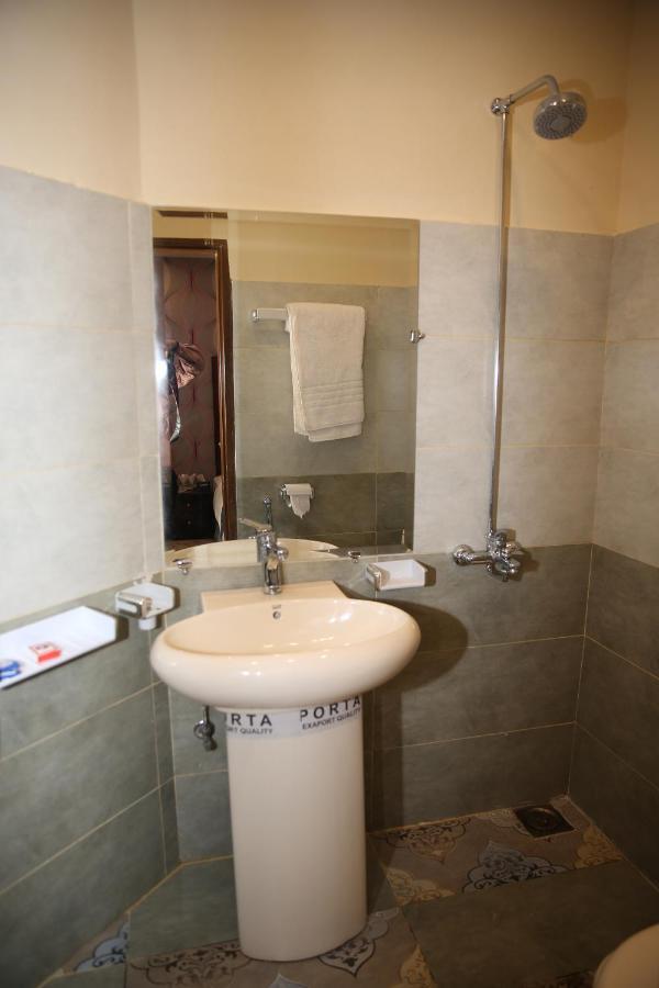 Premier Inn Gulberg Lahore Exteriör bild